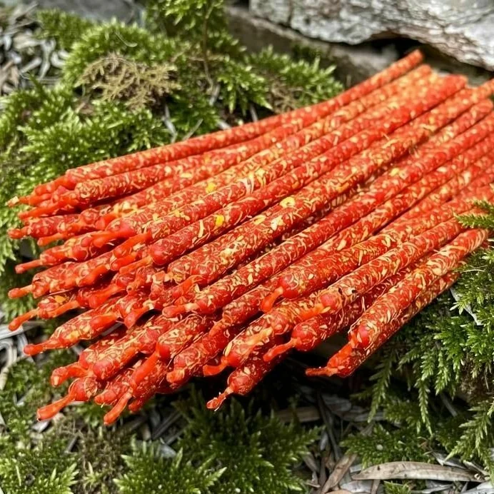 svecha oranjevogo cveta